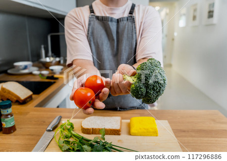 The chef is broadcasting live from workshop how to prepare a vegetarian food 117296886