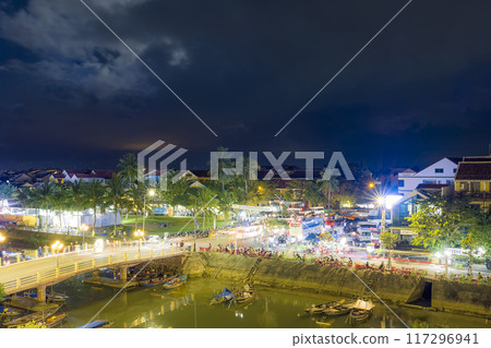 Night view of Hoi An, Vietnam 117296941
