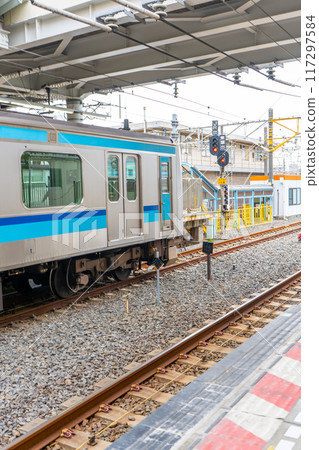Tokyo Metro Tozai Line Nishi-Funabashi Station platform view 117297584