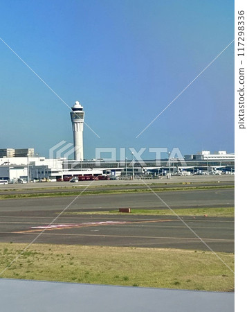 到達新特麗亞機場的飛機內部的控制塔 117298336