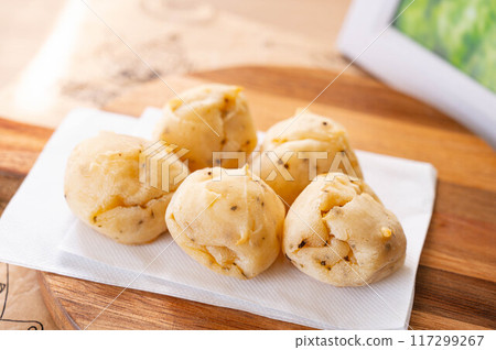Mini bread with salted kelp Mini bread with salted kelp 117299267