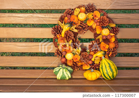 長椅上的萬聖節花環 117300007