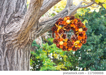 掛在樹上的萬聖節花環 117300008