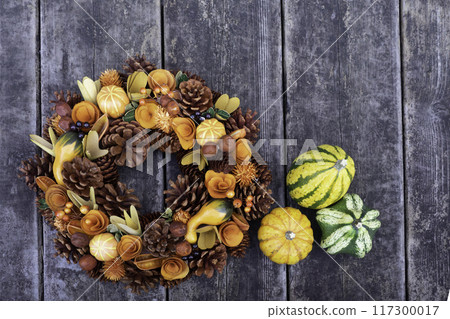 萬聖節南瓜放在木甲板上 117300017