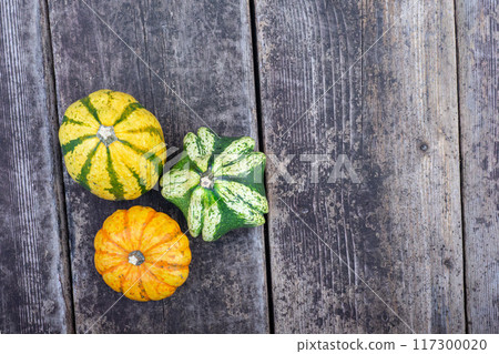 萬聖節南瓜放在木甲板上 117300020