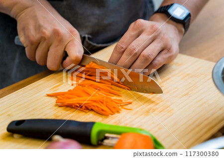 Chef at the kitchen preparing spicy glass noodle salad 117300380
