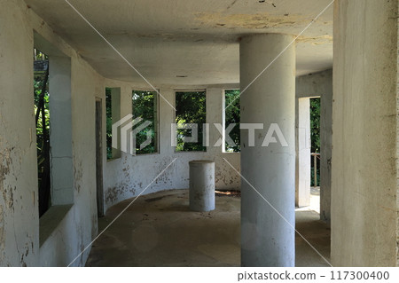 猿島無人居住的白色展望台 猿島無人居住的白色展望台 117300400
