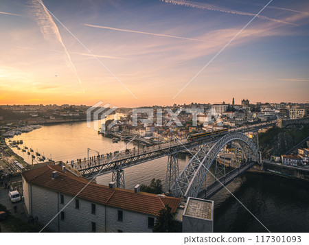 Dom Luis Bridge and the Douro River in Porto at dusk 117301093