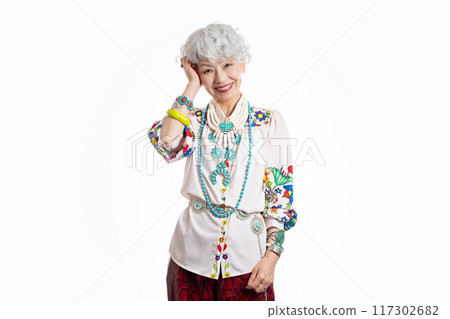 喜歡時尚、自由表達自我的60、70歲白髮老年女性 117302682