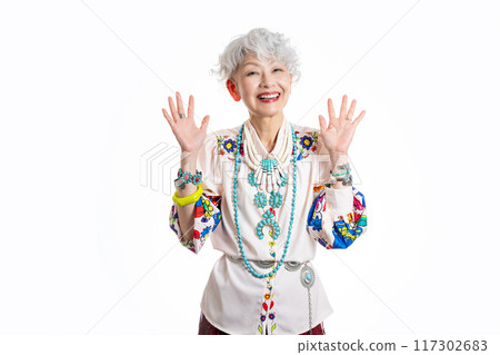 喜歡時尚、自由表達自我的60、70歲白髮老年女性 117302683