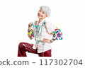 Enjoying fashion and free self-expression Gray hair Senior women in their 60s and 70s 117302704