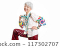 Enjoying fashion and free self-expression Gray hair Senior women in their 60s and 70s 117302707