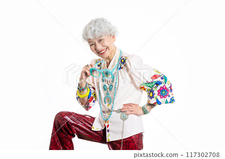 喜歡時尚、自由表達自我的60、70歲白髮老年女性 喜歡時尚、自由表達自我的60、70歲白髮老年女性 117302708