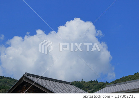 藍天白雲飄浮 夏天的天空與白雲 117302733
