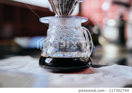 咖啡被倒入玻璃服務器中 117302749