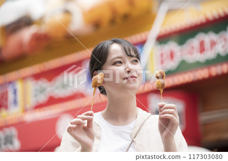 拿著炸串的年輕女子 拿著炸串的年輕女子 117303080