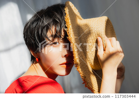 一個戴著草帽的女人的肖像 117303444