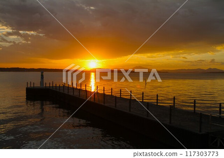 霞浦湖的燈塔和被夕陽染紅的湖面 霞浦湖的燈塔和被夕陽染紅的湖面 117303773