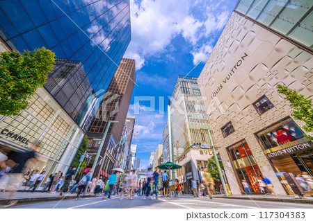 八月的日本東京城市景觀。入境旅遊復興...銀座步行天堂景觀=2020年8月11日 117304383