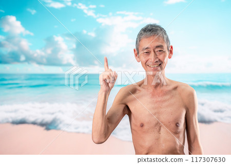 老人在海灘上玩得很開心 117307630