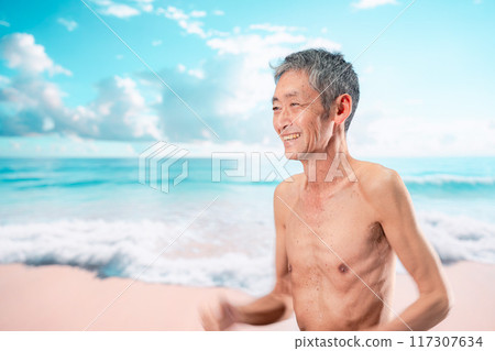 老人在海灘上玩得很開心 117307634