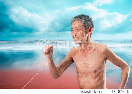 老人在海灘上玩得很開心 117307638