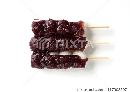 A bird's-eye view of tsubuan skewered dumplings 117308297