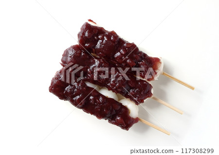 A bird's-eye view of tsubuan skewered dumplings 117308299