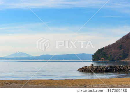 從淺蟲海灘看到的岩木山和湯之島弁財天神社的風景 117309488