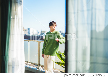 陽台上的戶外男人肖像 117309532