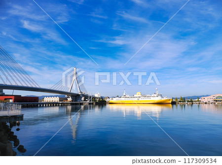 從青海公園看到的青森港、青森灣大橋和青函渡輪八甲田丸 117309534