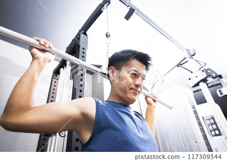 運動健身房訓練健身房男性肌肉訓練運動 117309544