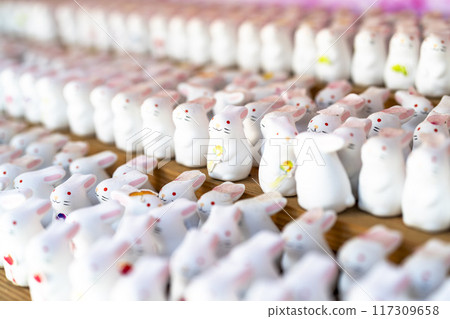 初夏的熊野神社(熊野大社)兔形山形縣南陽市 初夏的熊野神社(熊野大社)兔形山形縣南陽市 117309658