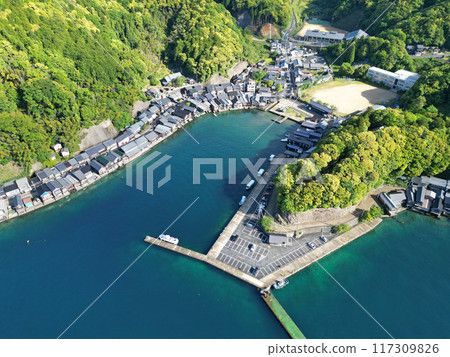 從京都府伊根町伊根港鳥瞰街道 從京都府伊根町伊根港鳥瞰街道 117309826