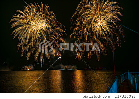 煙花在湖上 煙花在湖上 117310085