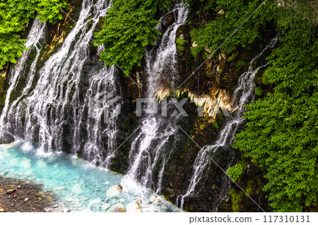 [Hokkaido_Biei_Shirahige Falls] The contrast between the blue and white of the waterfall is striking, at the Blue Pond 117310131