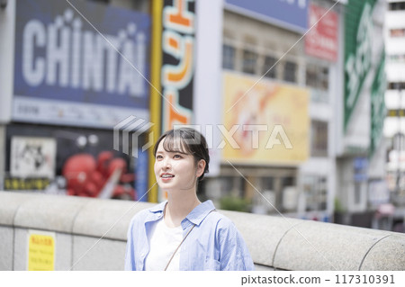 A woman sightseeing in Osaka 117310391