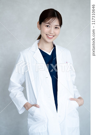 穿著白大褂的女醫生 117310646