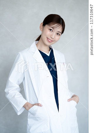 穿著白大褂的女醫生 117310647