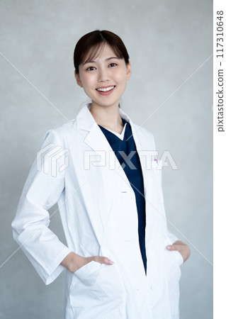 穿著白大褂的女醫生 117310648