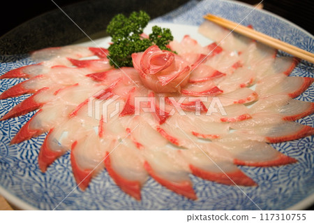 美味的鰤魚生魚片整齊排列 117310755