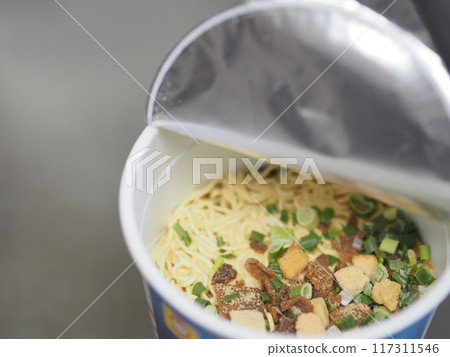 Open cup noodles (before adding hot water) Open cup noodles (before adding hot water) 117311546