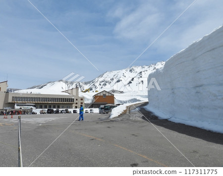 Murodo, the highest point on the Tateyama Kurobe Alpine Route, is covered in snow Murodo, the highest point on the Tateyama Kurobe Alpine Route, is covered in snow 117311775