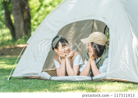 父母、母親和女兒在公園/露營地露營 117311913