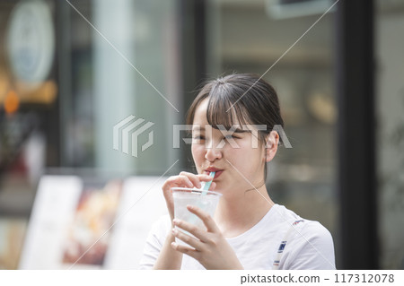 補水的年輕女子 補水的年輕女子 117312078