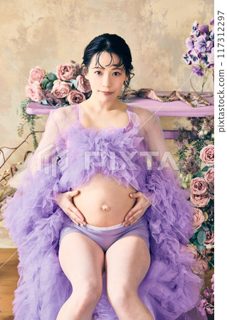 Pregnant women Maternity photos 117312297