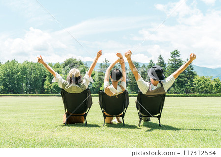 Parents and children/families chairing in parks and campsites 117312534