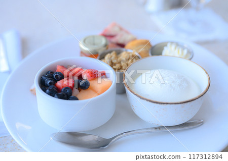 度假村飯店早餐,乾果和酸奶,歐陸式早餐 度假村飯店早餐,乾果和酸奶,歐陸式早餐 117312894