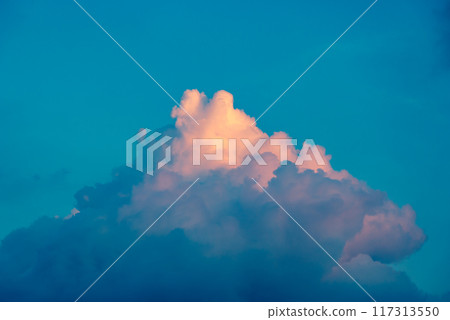 夕陽照亮的雷雲，溫暖的色彩 117313550