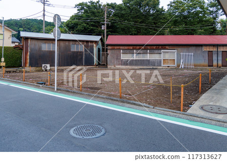 在住宅區拆除一所空置房屋後的空置地塊 在住宅區拆除一所空置房屋後的空置地塊 117313627